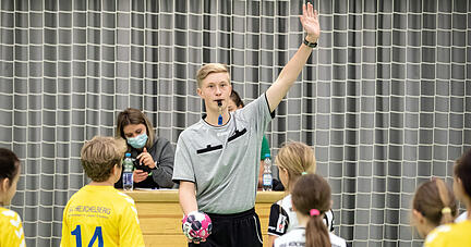 Benjamin Steinle pfiff am Samstag beim Kinder-Spieltag in Flein.

Foto: Andreas Veigel
