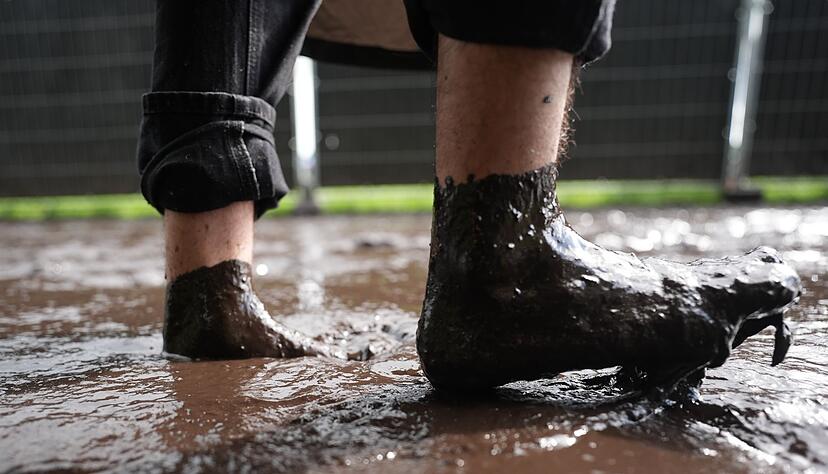 Die Besucherinnen und Besucher lassen sich von dem Wetter beim Wacken Open Air nicht abschrecken. Die Besucherinnen und Besucher lassen sich von dem Wetter beim Wacken Open Air nicht abschrecken.