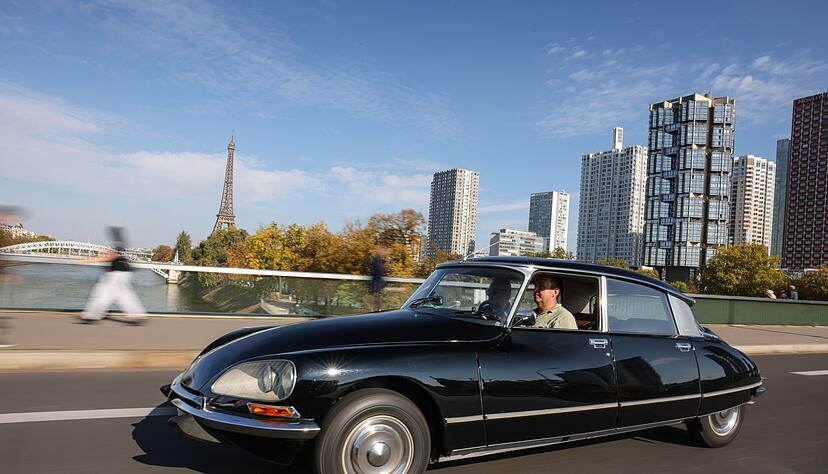 Stadtrundfahrt in...nun, Sie sehen selbst - hier scheint sich la D&eacute;esse besonders wohlzuf&uuml;hlen.