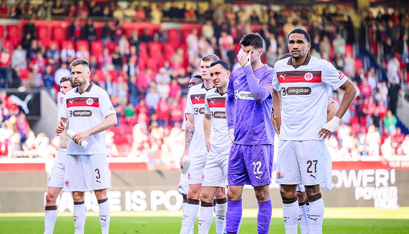 Niedergeschlagen nach dem D&auml;mpfer in Heidenheim: die Mannschaft des FC St. Pauli