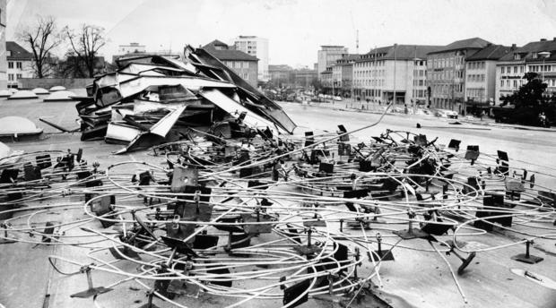 Kunst auf dem Bau. Die Harmonie wird 1964 umgebaut. Entfernte Rinnen, Leitungen von Blitzableitern lagern auf dem Dach.