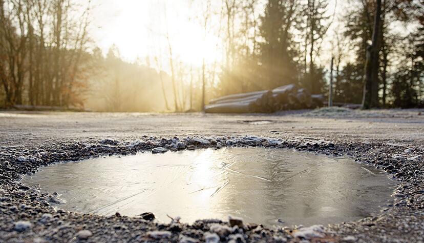 Auf den Stra&szlig;en kann es wieder glatt werden (Archivbild).