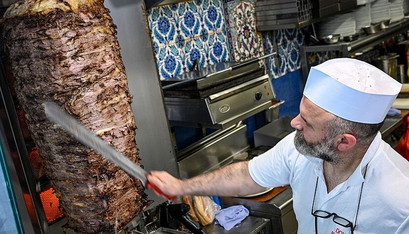 Um den Spieß geht's: Nach dem Willen eines türkischen Verbands soll die Dönerherstellung künftig klar reglementiert werden. (Archivbild)
