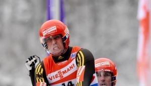 Patric Leitner (vorne) und Alexander Resch bremsen mit aller Kraft ihren Schlitten ab. Patric Leitner (vorne) und Alexander Resch bremsen mit aller Kraft ihren Schlitten ab.