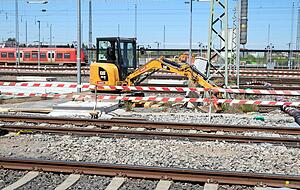 Zwischen den Gleisen haben im Hauptbahnhof Heilbronn jetzt die Arbeiten für den Brückenneubau begonnen. Ende 2021 soll alles fertig sein.
Foto: Andreas Veigel Zwischen den Gleisen haben im Hauptbahnhof Heilbronn jetzt die Arbeiten für den Brückenneubau begonnen. Ende 2021 soll alles fertig sein.
Foto: Andreas Veigel