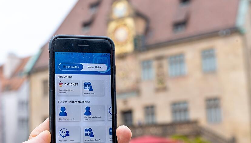 St&auml;dtische Besch&auml;ftigte m&uuml;ssen ab dem kommenden Jahr f&uuml;r das Deutschlandticket tiefer in die Tasche greifen. Deren Beitrag bleibt aber vergleichsweise gering.