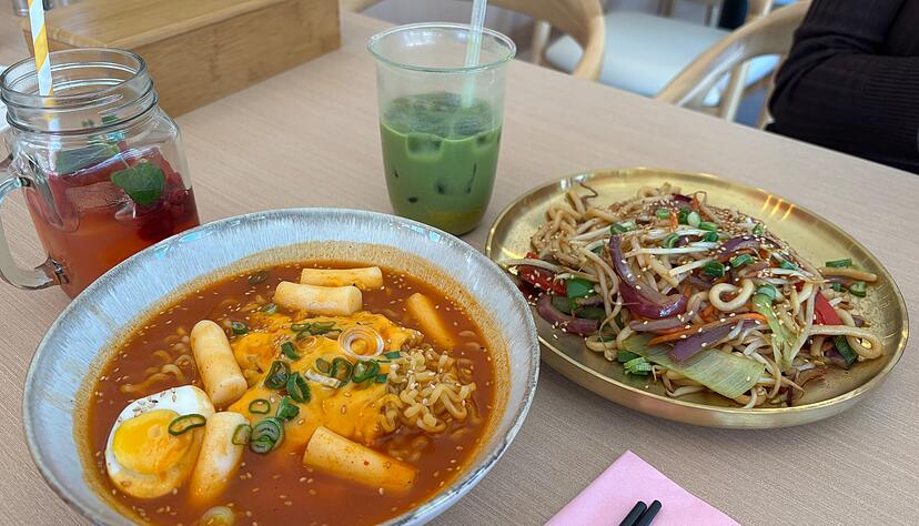 Das neue Gericht Rabokki (links) mit Tteokbokki-Reiskuchen und Ramyun-Nudeln in Gochujang-Soße. Das neue Gericht Rabokki (links) mit Tteokbokki-Reiskuchen und Ramyun-Nudeln in Gochujang-Soße.