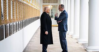 US-Pr&auml;sident Donald Trump und Bundeskanzler Friedrich Merz (CDU) unterhalten sich bei einem Treffen. (Symbolbild)