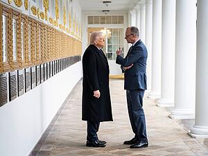 US-Pr&auml;sident Donald Trump und Bundeskanzler Friedrich Merz (CDU) unterhalten sich bei einem Treffen. (Symbolbild)