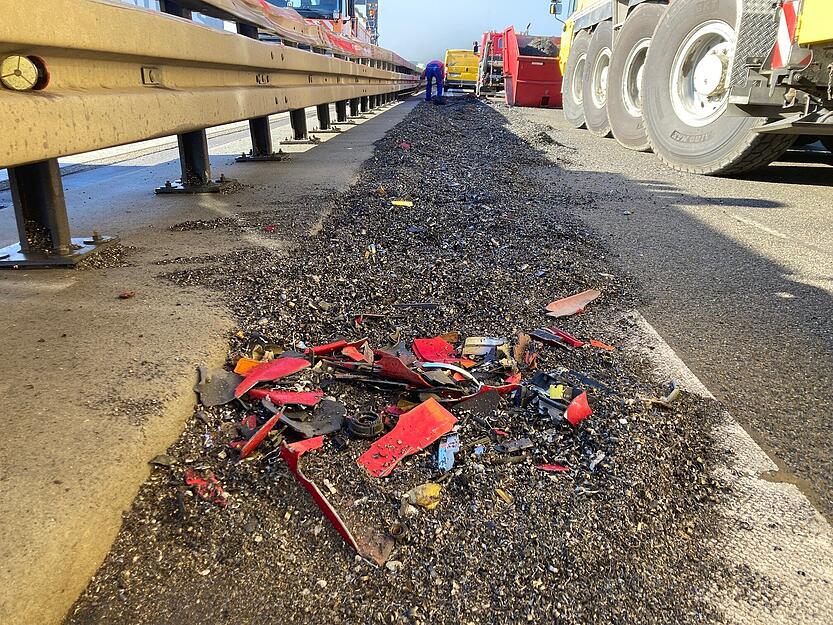 Unfall A81 | Lkw verliert Ladung bei Möckmühl Unfall A81 | Lkw verliert Ladung bei Möckmühl