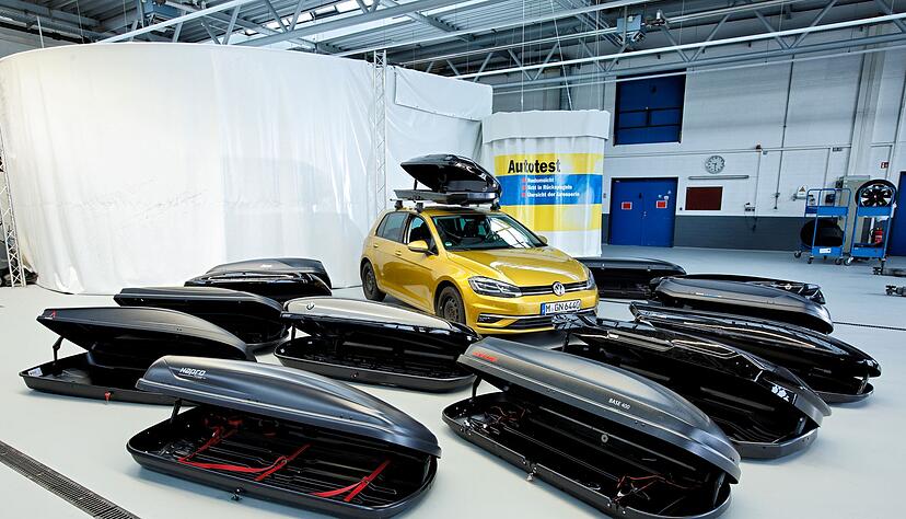 Dachboxen erweitern den Stauraum im Auto, sind aber nur mit kompatiblen Grundtr&auml;gern und innerhalb der zugelassenen Dachlast nutzbar.