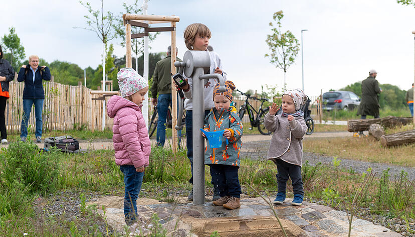 Das zeigte sich schon bei der Eröffnung: Die Schwengelpumpe mit dem Bachlauf ist der Lieblingsplatz der Kinder. In den beiden kleinen Wasserbecken sammelte sich schlammiges Wasser zum Matschen an. Das zeigte sich schon bei der Eröffnung: Die Schwengelpumpe mit dem Bachlauf ist der Lieblingsplatz der Kinder. In den beiden kleinen Wasserbecken sammelte sich schlammiges Wasser zum Matschen an.