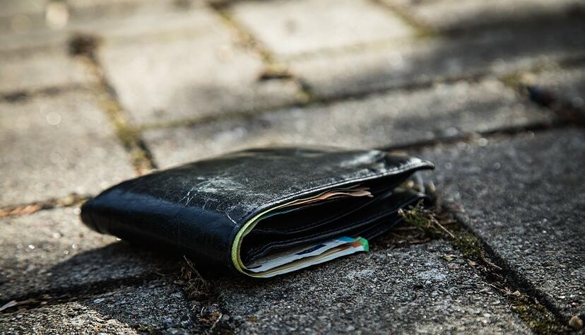 Einfach aufheben und mitnehmen? Wer eine Geldb&ouml;rse einfach an sich nimmt und beh&auml;lt, macht sich wegen Unterschlagung strafbar.