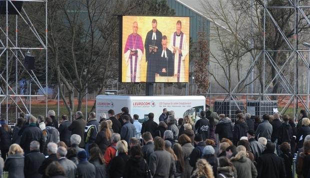 Tausende Menschen hatten sich am Samstagmorgen zur Trauerfeier nach Winnenden aufgemacht, die auf Videoleinw&auml;nden &uuml;bertragen wurde.
