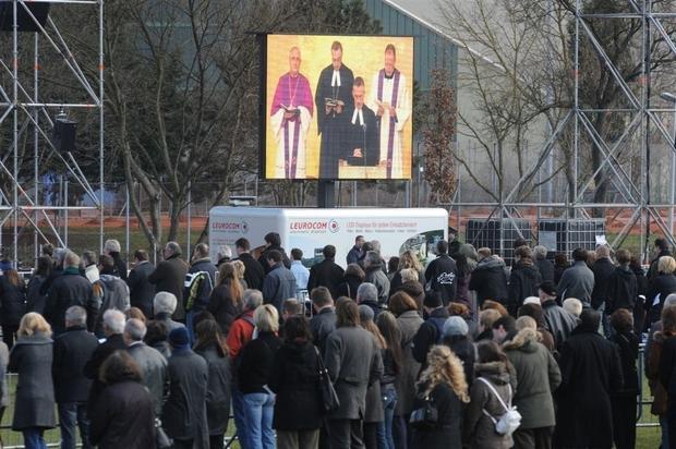 Tausende Menschen hatten sich am Samstagmorgen zur Trauerfeier nach Winnenden aufgemacht, die auf Videoleinw&auml;nden &uuml;bertragen wurde.