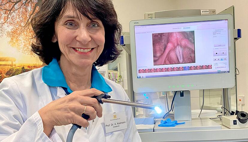 Annerose Keilmann zeigt, wie eine Untersuchung der Stimmlippen am Bildschirm aussieht.
Foto: Christian Klose
