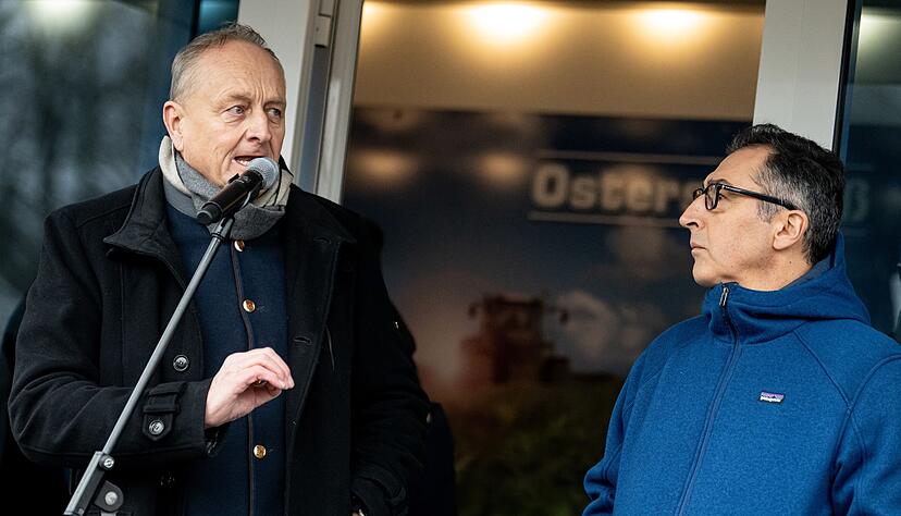 Bauernverbandspräsident Joachim Rukwied (l) und Landwirtschaftsminister Cem Özdemir (Bündnis 90/Die Grünen) stehen bei der Demonstration des Deutschen Bauernverbandes unter dem Motto «Zu viel ist zu viel! Jetzt ist Schluss!» auf der Bühne. Bauernverbandspräsident Joachim Rukwied (l) und Landwirtschaftsminister Cem Özdemir (Bündnis 90/Die Grünen) stehen bei der Demonstration des Deutschen Bauernverbandes unter dem Motto «Zu viel ist zu viel! Jetzt ist Schluss!» auf der Bühne.