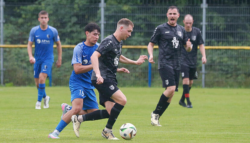 Untegriesheims Fabian Fallmann im Duell mit Satteldorfs Doppeltorschütze Marc Grom. Untegriesheims Fabian Fallmann im Duell mit Satteldorfs Doppeltorschütze Marc Grom.