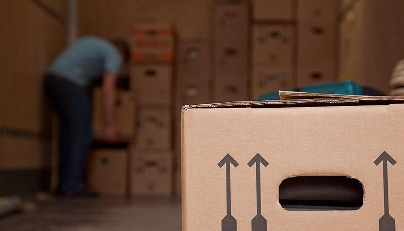 Wohin nur mit dem Karton? Wer vorher gut beschriftet, muss sich diese Frage nicht in der Hektik des Umzugs stellen.