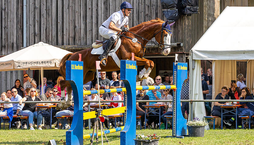 Einfach überragend: Bernd Knorr und Haysome haben mal wieder den sportlichen Höhepunkt des Nordheimer Reit- und Springturniers gewonnen. Einfach überragend: Bernd Knorr und Haysome haben mal wieder den sportlichen Höhepunkt des Nordheimer Reit- und Springturniers gewonnen.