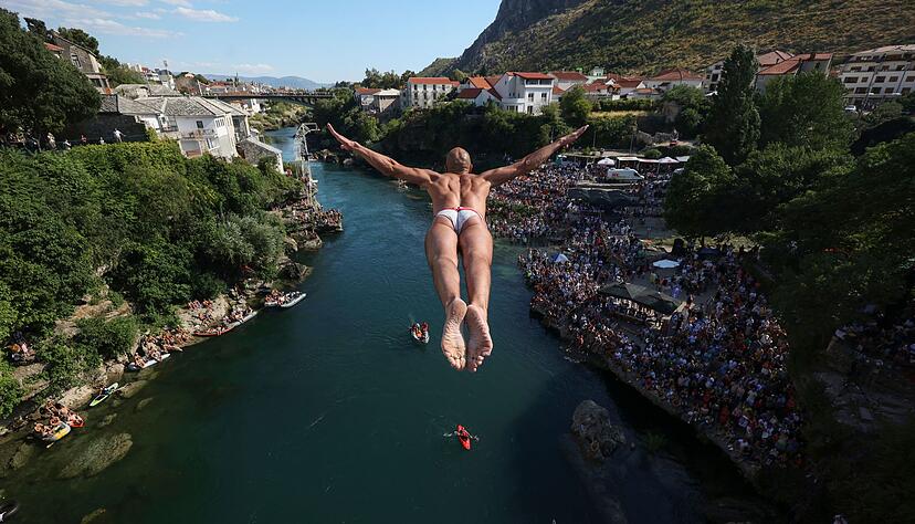 Der Sprung von der Brücke Stari Most in Mostar ist nur etwas für Trainierte. (Archivbild) Der Sprung von der Brücke Stari Most in Mostar ist nur etwas für Trainierte. (Archivbild)