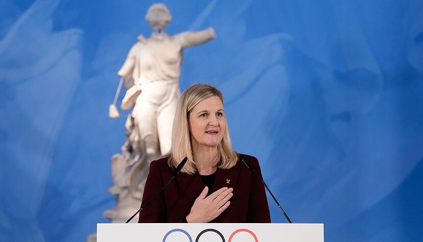 Zu Tränen gerührt: IOC-Präsdidentin Kirsty Coventry bei der Entzündung des olympischen Feuers.