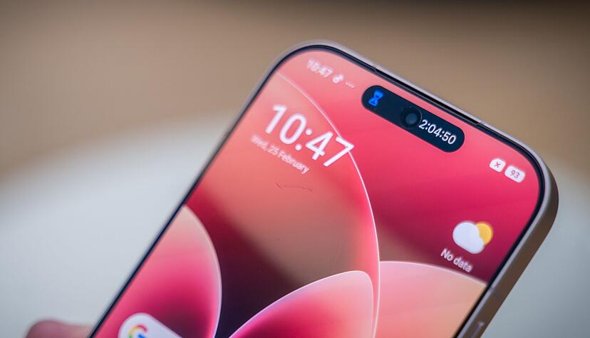 Mit &laquo;Hyper Island&raquo; hat Xiaomi seine eigene Version von Apples &laquo;Dynamic Island&raquo; entwickelt - eine Funktion, die die Selfie-Kamera geschickt verbirgt und es erm&ouml;glicht, laufende Aktivit&auml;ten wie Musik-Wiedergabe, Timer, das Laden des Akkus und Updates von Fahrdiensten im Blick zu behalten.