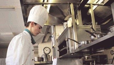 Das Essen ist fertig: Adrian Mihaiu hat einen gebackenen Goldbarsch mit Sauce Remoulade und Kartoffel-Gurkensalat zubereitet.Fotos: J&uuml;rgen K&uuml;mmerle