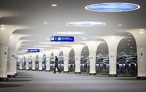 Unter dem Hauptbahnhof befindet sich im Wasser ein Fahrrad-Parkhaus für 7000 Räder.