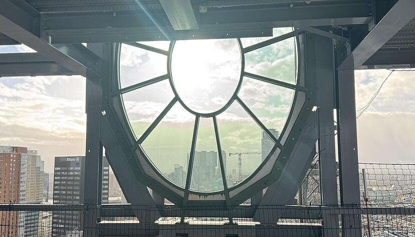 Im C93 mitten im Zentrum war einst eine Bank untergebracht. Die Struktur des charakteristischen Geb&auml;udes von 1953 soll erhalten bleiben, auch diese Fenster. Aber alles wird nach den Kriterien des Pariser Klimaabkommens modernisiert.