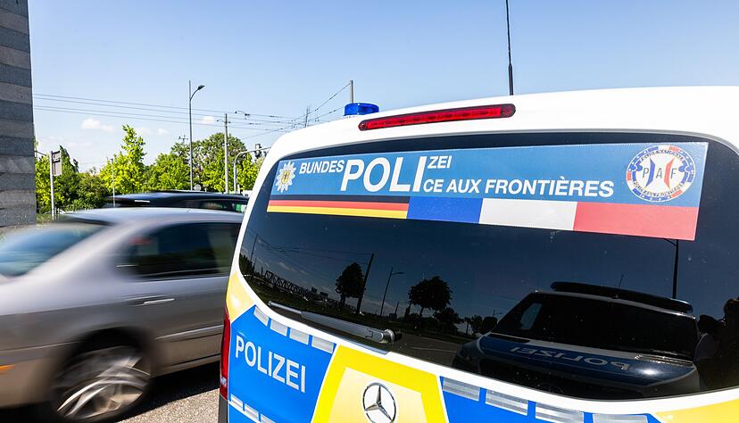 An der Europabrücke in Kehl patrouilliert die Polizei. (Archivbild) An der Europabrücke in Kehl patrouilliert die Polizei. (Archivbild)