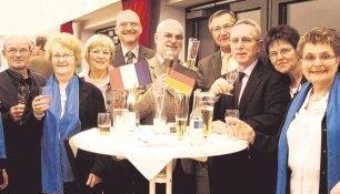 Gem&uuml;tliches Zusammensein: Durtaler und Untereisesheimer erfrischen sich in der Pause des Fr&uuml;hlingskonzerts.Foto: Ute Pl&uuml;ckthun