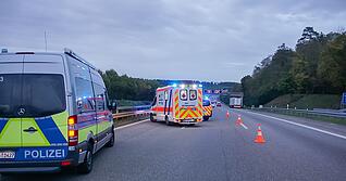 Am Montagabend gab es einen Rettungseinsatz auf der A81 Pleidelheim Richtung Heilbronn kurz vor Mundelsheim. Die Feuerwehren Pleidelsheim, Murr und Marbach wurden auf die A81 wegen eines LKW-Unfalls gerufen.