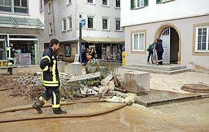 Aufräumarbeiten vor der Haustür des Altes Rathauses nach dem schlimmen Unwetter am 29. Mai 2016. Die Sanierung des Gebäudes schloss sich an.