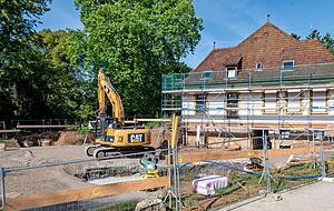 Die Station 19 wird grundlegend saniert und erhält einen Anbau mit den Patientenzimmern, der durch eine Glaskonstruktion angebunden wird. Die Station 19 wird grundlegend saniert und erhält einen Anbau mit den Patientenzimmern, der durch eine Glaskonstruktion angebunden wird.