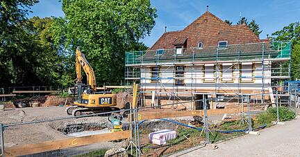 Die Station 19 wird grundlegend saniert und erhält einen Anbau mit den Patientenzimmern, der durch eine Glaskonstruktion angebunden wird.