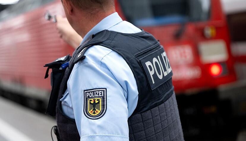 Die Fahrgäste werden aus dem verunfallten Zug evakuiert. (Symbolbild)