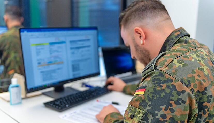 Seit gut zwei Wochen leisten Bundeswehrsoldaten aus Walldürn Amtshilfe im Landratsamt Heilbronn. Sie helfen, die Corona-Kontakte nachzuverfolgen.
Foto: Mario Berger Seit gut zwei Wochen leisten Bundeswehrsoldaten aus Walldürn Amtshilfe im Landratsamt Heilbronn. Sie helfen, die Corona-Kontakte nachzuverfolgen.
Foto: Mario Berger