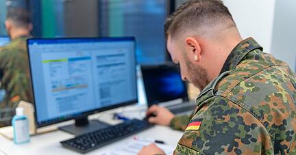 Seit gut zwei Wochen leisten Bundeswehrsoldaten aus Walldürn Amtshilfe im Landratsamt Heilbronn. Sie helfen, die Corona-Kontakte nachzuverfolgen.
Foto: Mario Berger