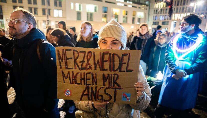 Am Vorabend der Abstimmungen im Bundestag fand in Berlin eine Kundgebung gegen die AfD und die Asylpolitik von CDU/CSU statt.