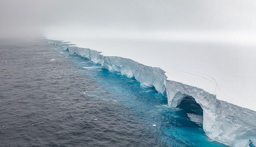 Unter anderem durch Schmelzwasser entstanden h&ouml;hlenartige Vertiefungen im Eis.