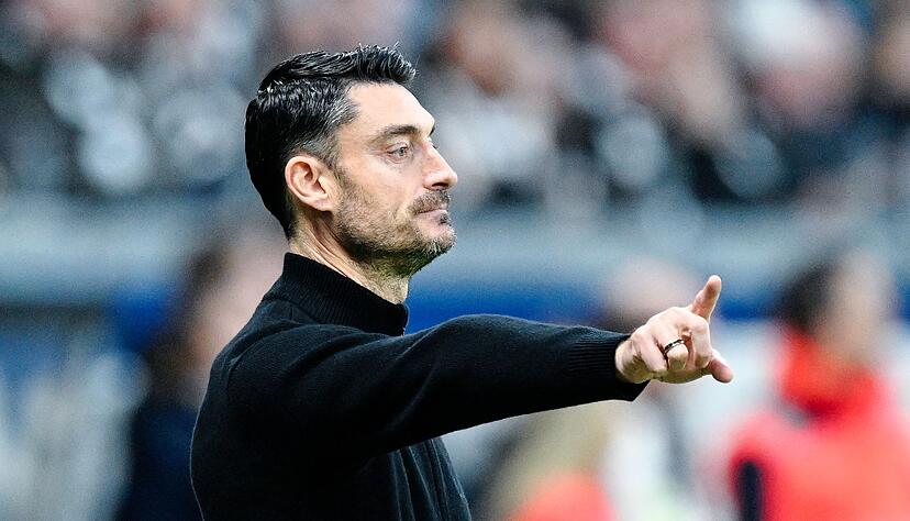 Frankfurts Trainer Albert Riera verzichtet weiter auf Can Uzun und Younes Ebnoutalib. (Archivbild)