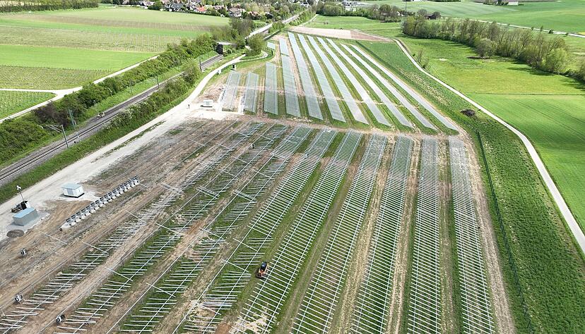 Solarpark Schwaigern: Auf diesem Gebiet an der Bahnlinie entsteht in den kommenden Wochen eine 5,8 Hektar große Photovoltaik-Freiflächenanlage. Solarpark Schwaigern: Auf diesem Gebiet an der Bahnlinie entsteht in den kommenden Wochen eine 5,8 Hektar große Photovoltaik-Freiflächenanlage.