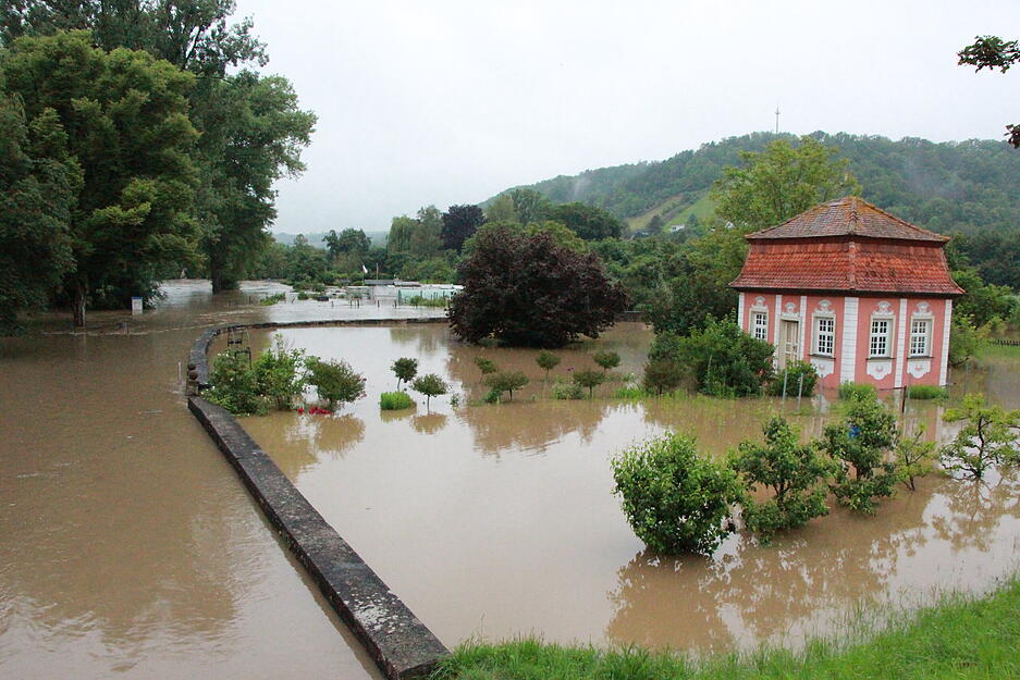 In Forchtenberg trat der Kocher am 1. Juni 2024 über die Ufer. Das Teehaus gleicht einem Wasserschloss.