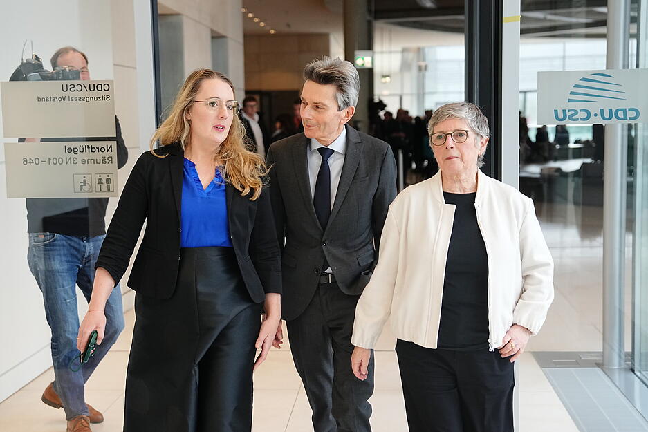 Katharina Dröge (l-r), Bundestagsfraktionsvorsitzende von Bündnis 90/Die Grünen, Rolf Mützenich, Vorsitzender der SPD-Bundestagsfraktion, und Britta Haßelmann, Bundestagsfraktionsvorsitzende von Bündnis 90/Die Grünen.