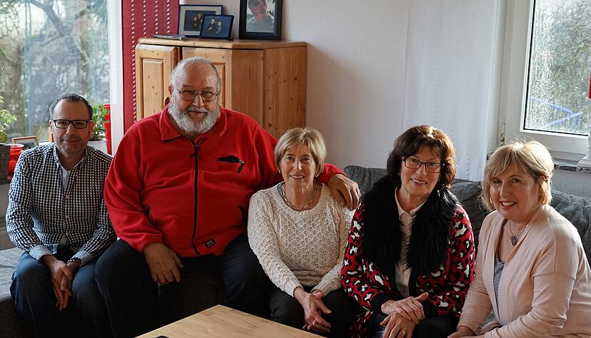 Die Eigentümer der Ackerfläche und Kleingärten wollen verkaufen. Sie sind für die Umlegung des Gebiets "Wehräcker II". Von links: Markus Barthau, Roland und Irene Frank, Christa Härle und Ingrid Köster.
Foto: Patricia Okrafka