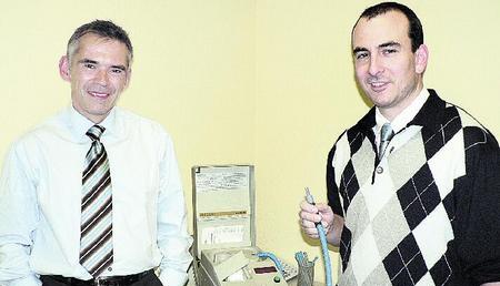 Psychologe Thomas Wagenpfeil (links) mit Thomas Grotzer, Leiter des Medizinisch-Psychologischen-Instituts des Tüv Süd in Heilbronn, an Atemalkohol- Messgerät. (Foto: Matthias Marquart) Psychologe Thomas Wagenpfeil (links) mit Thomas Grotzer, Leiter des Medizinisch-Psychologischen-Instituts des Tüv Süd in Heilbronn, an Atemalkohol- Messgerät. (Foto: Matthias Marquart)