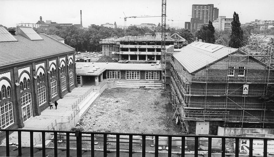 Mai 1988: Links im Bild ist die Sporthalle sichtbar. Zentral im Foto ist der künftige Bolzplatz. Rechts im Bild der Bereich mit den Gruppenräumen. Mai 1988: Links im Bild ist die Sporthalle sichtbar. Zentral im Foto ist der künftige Bolzplatz. Rechts im Bild der Bereich mit den Gruppenräumen.