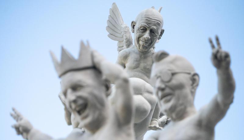 Eine Figur, die Heiner Geissler darstellt, steht auf der S21-Statue des Bildhauers Peter Lenk.