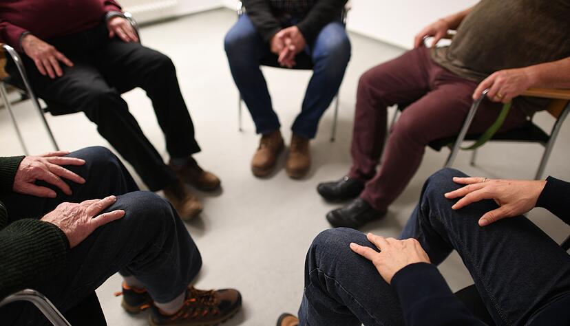 Eine Selbsthilfegruppe kann bei Alkoholsucht Teil einer Langzeittherapie sein, um Rückfällen vorzubeugen.